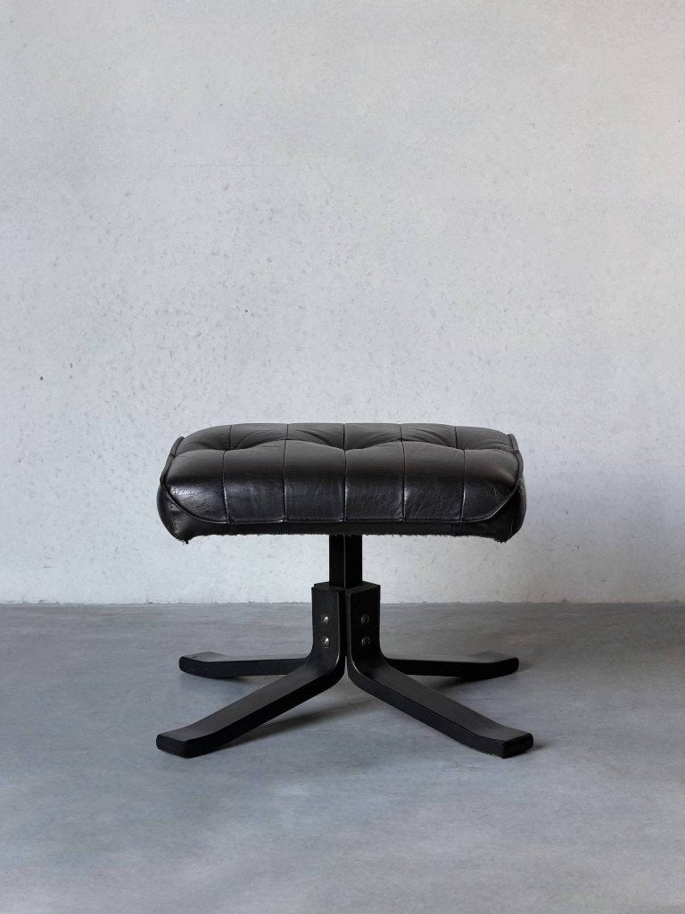 Vintage Deens lederen zwarte poef, Huis en Inrichting, Banken | Voetenbanken en Poefen, Ophalen, Minder dan 50 cm, Gebruikt, Rond