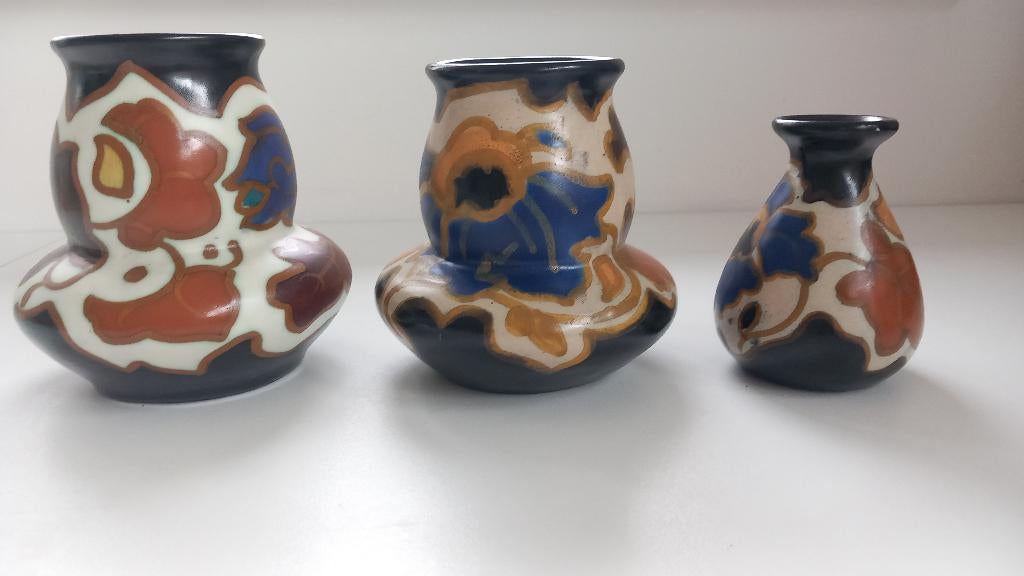 set van drie handbeschilderde vaasje, Ophalen