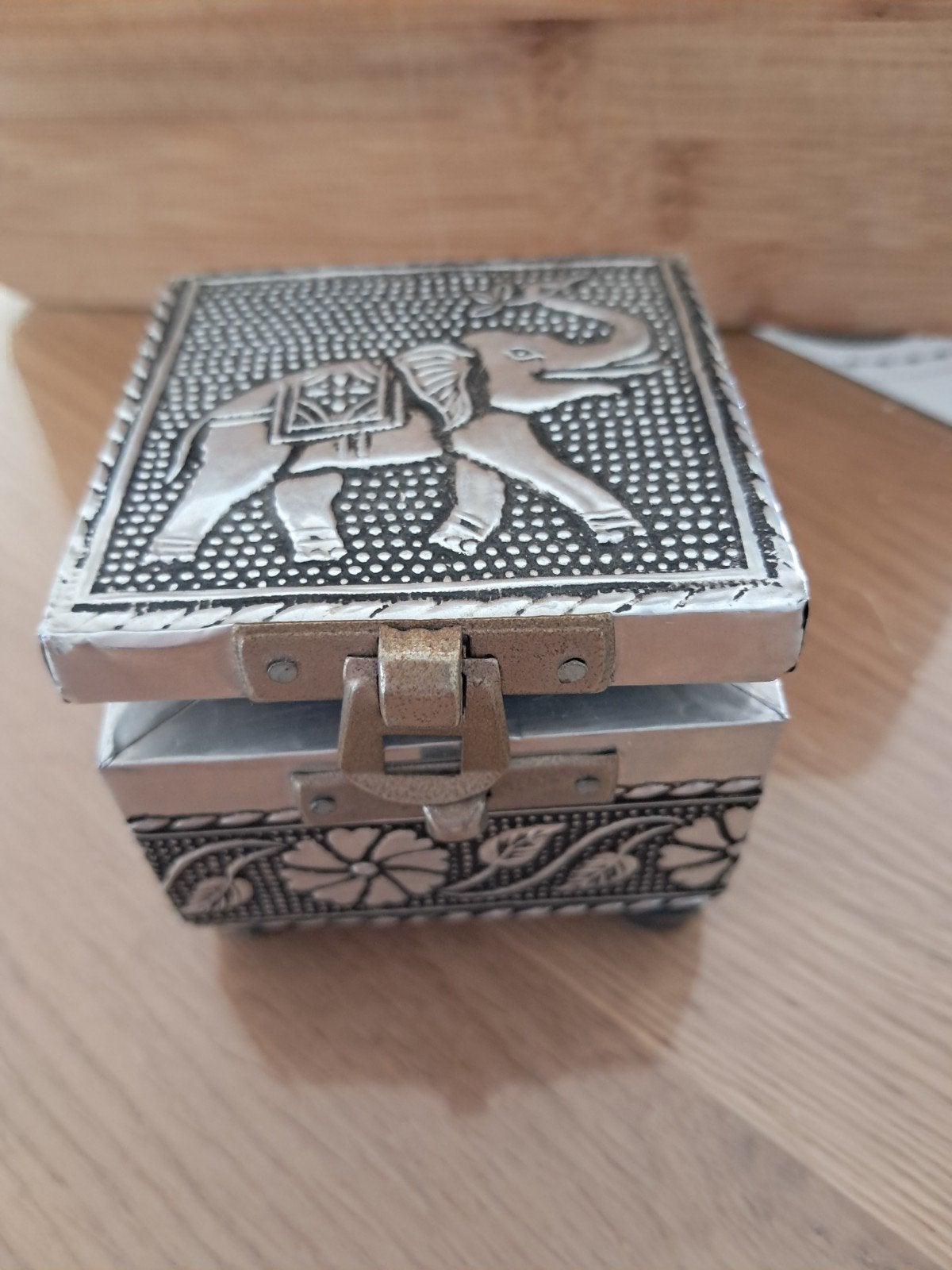 Decoratieve metalen doos met olifant en bloemen, Antiek en Kunst, Ophalen of Verzenden