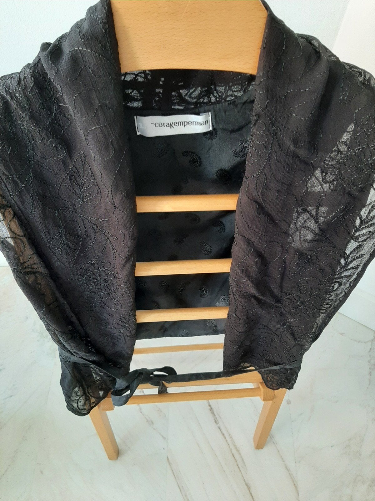 Zwart  open stof.vestje van Corakemperman.  L ., Kleding | Dames, Maat 38/40 (M), Overige typen, Verzenden, Zwart