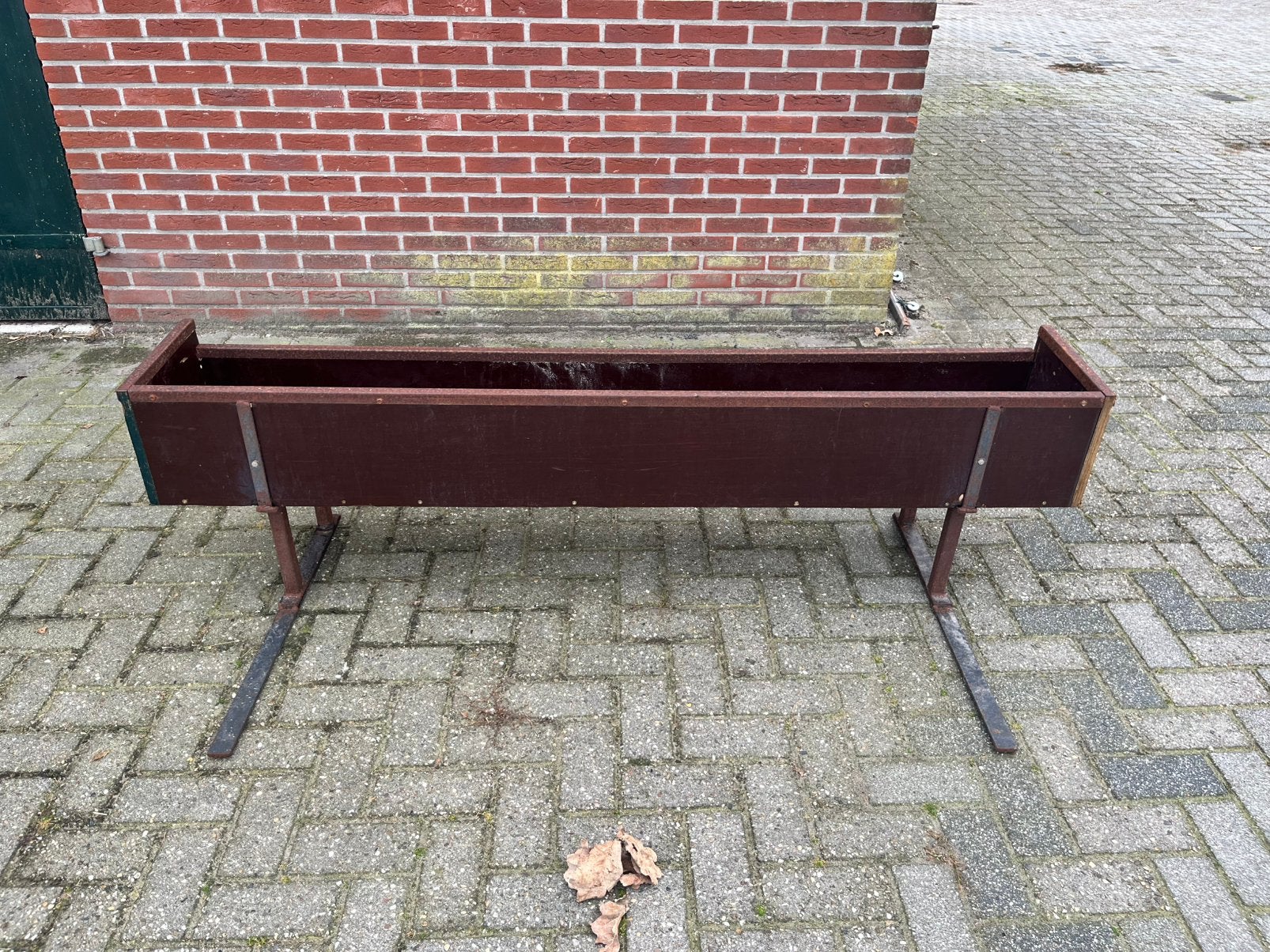 Voerbak, Stalling
