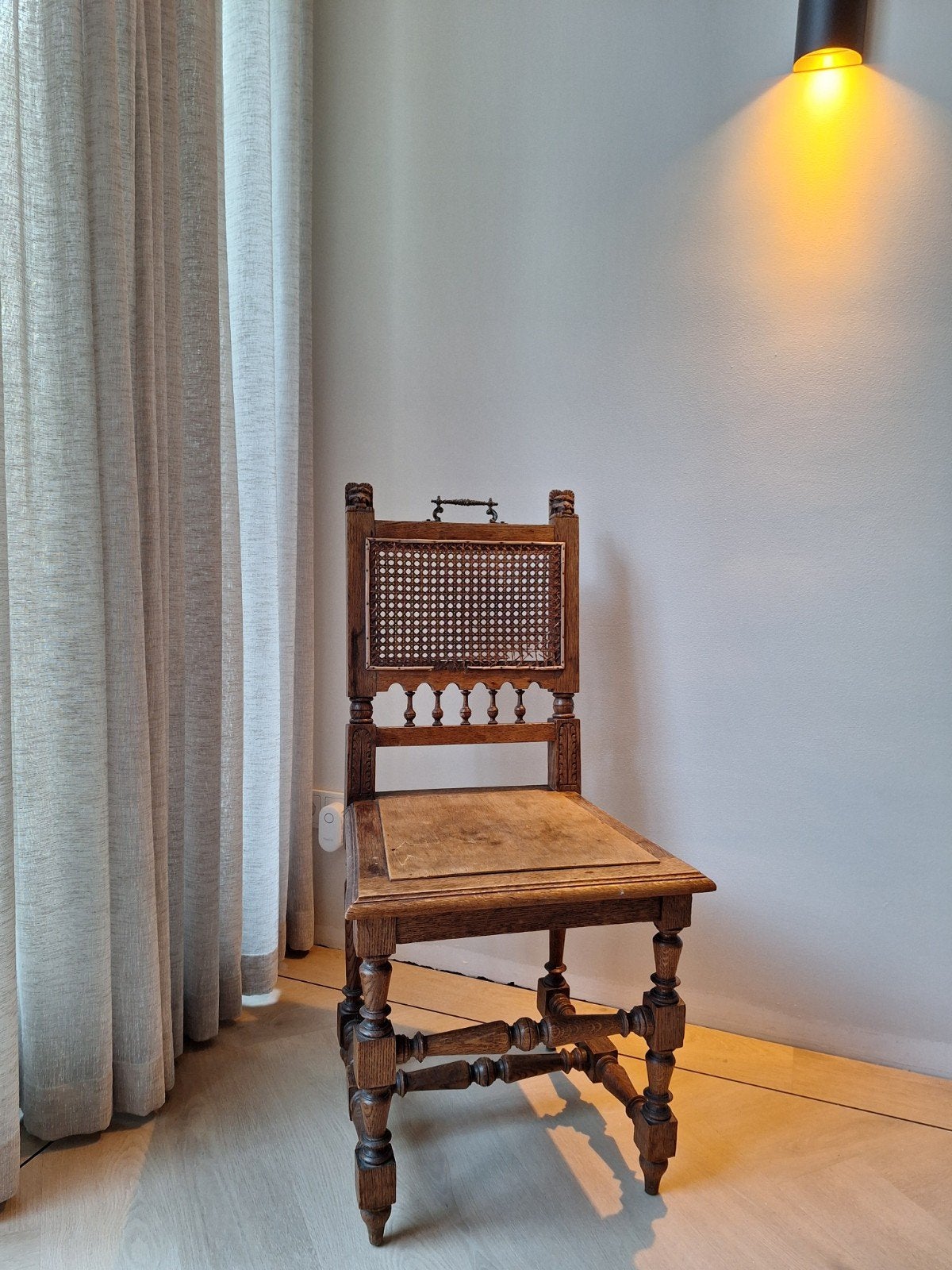 Vintage, antieke stoel met leeuwenkoppen, Ophalen