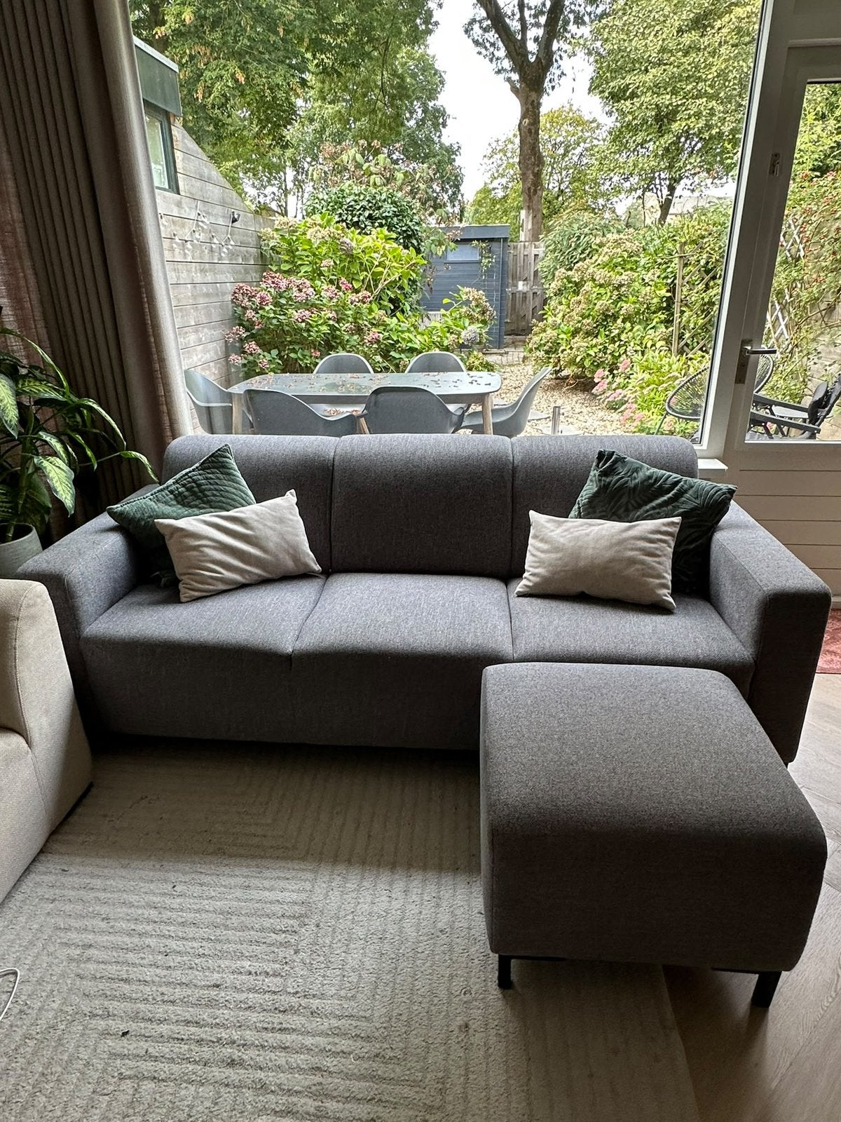 Grijze bank Alfa met pocketveren en hocker, Ophalen, Driepersoons, 75 tot 100 cm, Zo goed als nieuw