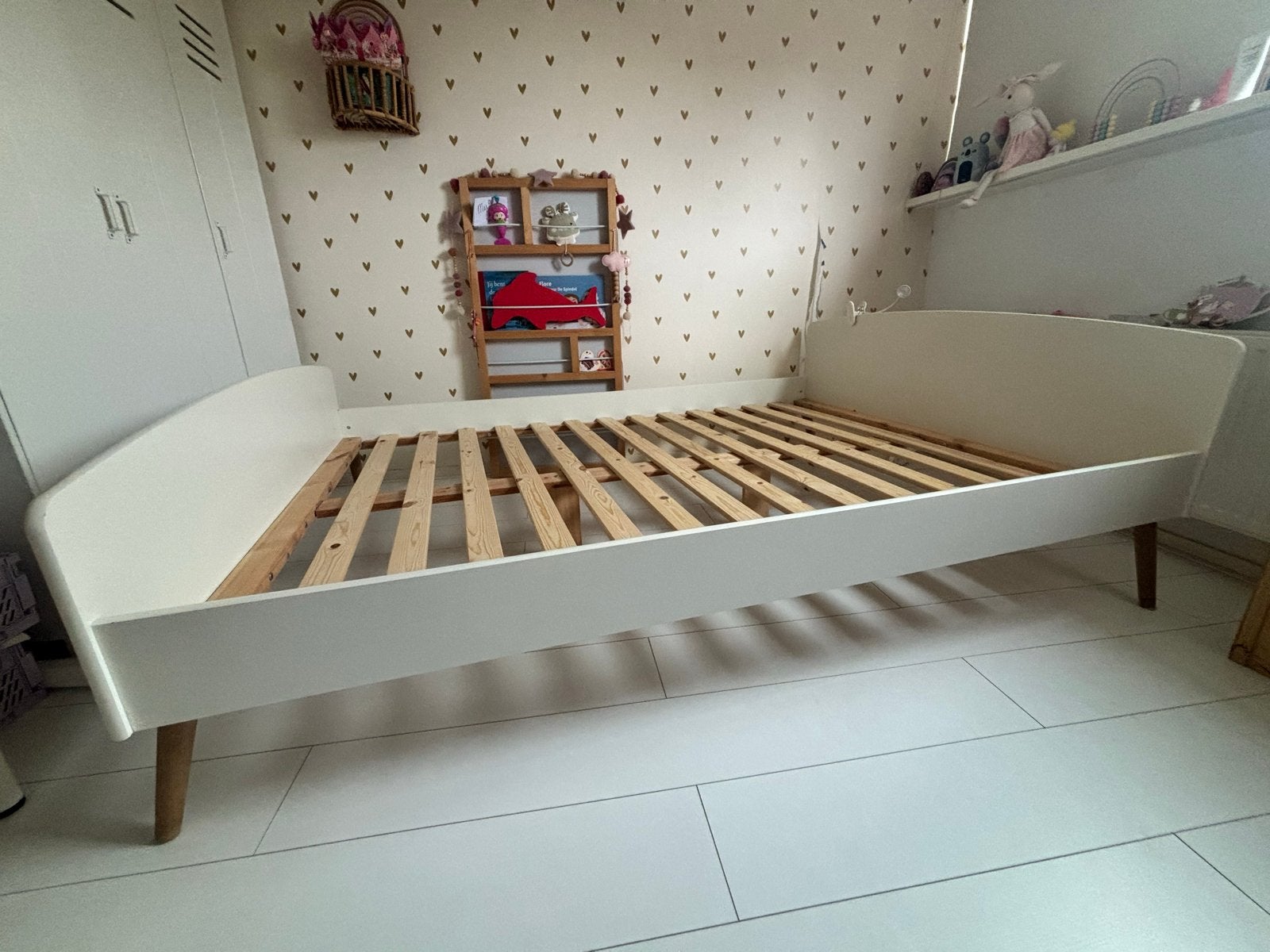 Leuk twijfelaar bed met leuke pootjes, Huis en Inrichting, Slaapkamer | Bedden, Ophalen, Gebruikt, 200 cm, Hout