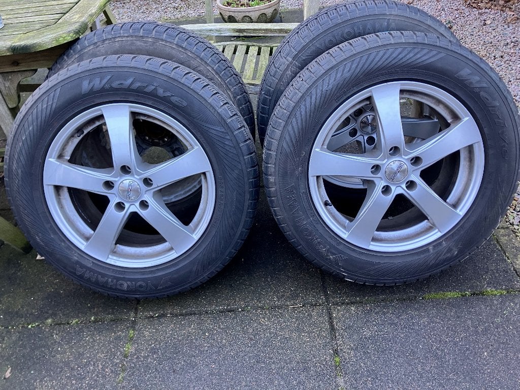 Set Winterbanden op velgen, Dezent+Yokohama+bandenbom&hoezen, Auto-onderdelen, Gebruikt, 255 mm, Banden en Velgen, 17 inch