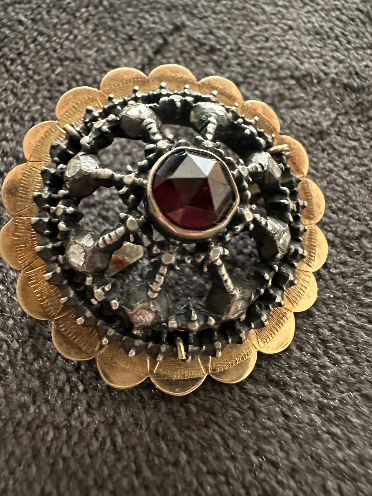 Antieke Schijfsma broche met roosdiamanten en granaat, Ophalen, Goud