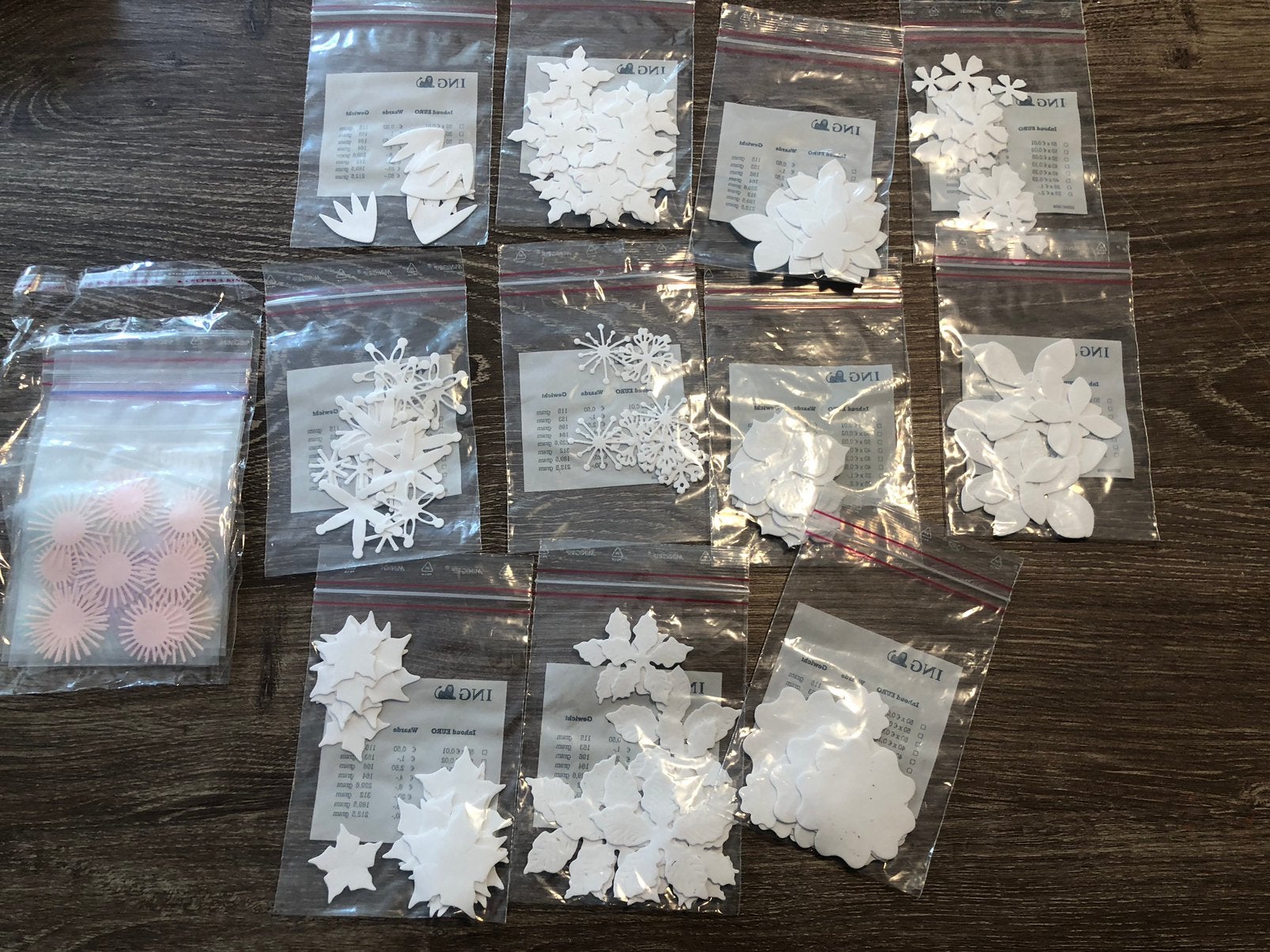 Diecuts stansen bloemen embellishments wit kaart scrapbook, Hobby en Vrije tijd, Ophalen of Verzenden, Zo goed als nieuw, Overige thema's