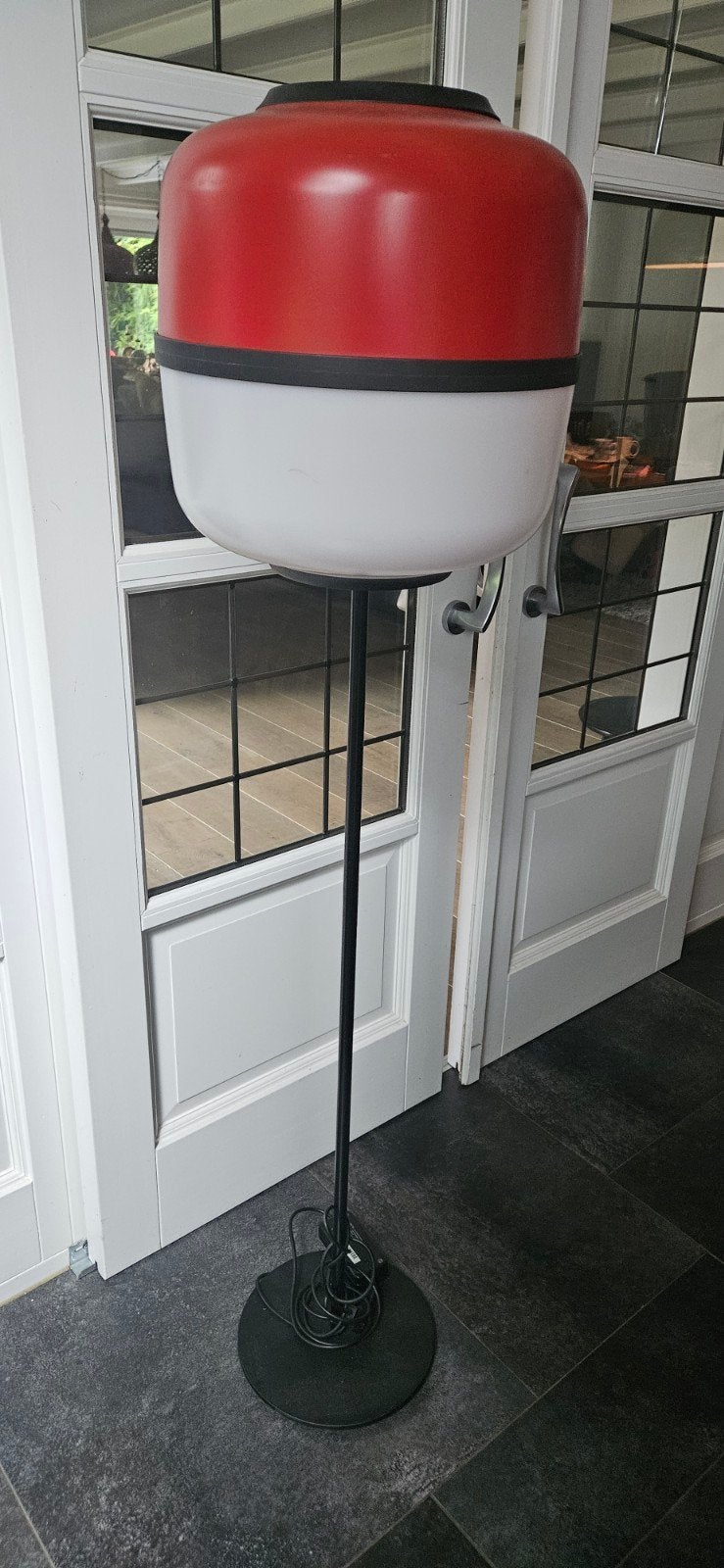 Unieke staande lamp in rood en wit design, Modern, Retro, Speels, 150 tot 200 cm, Kunststof, Gebruikt
