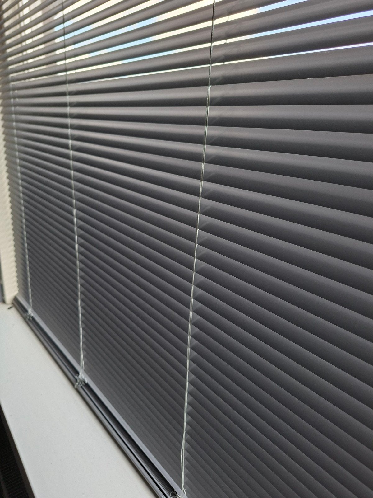 2x Luxaflex jaloezieën zilverkleurig (br 140 x h 170 cm), Ophalen, Jaloezie, Zo goed als nieuw, Zilver