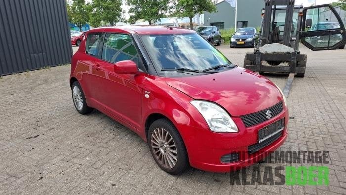 Scherm rechts-voor van een Suzuki Swift, Gebruikt, -, -, Ophalen of Verzenden