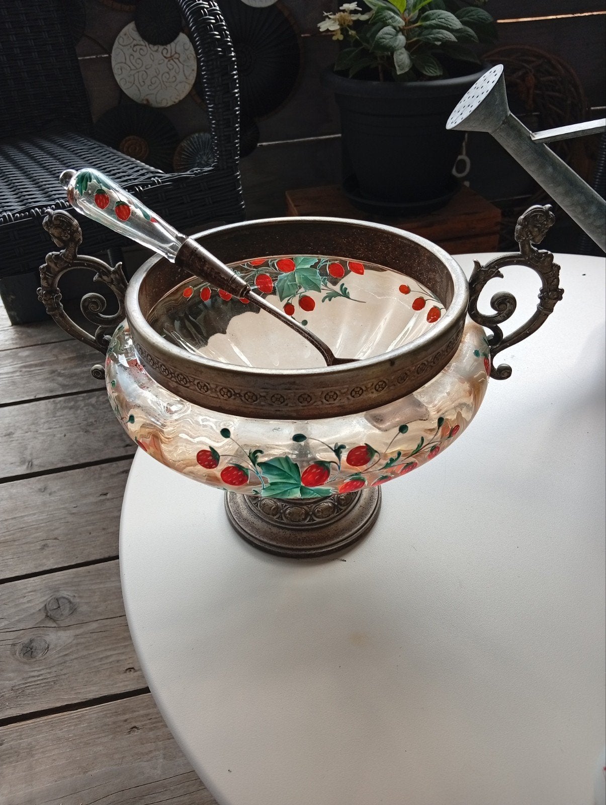 Antieke glazen kom met aardbeien decoratie en metalen houder, Ophalen of Verzenden