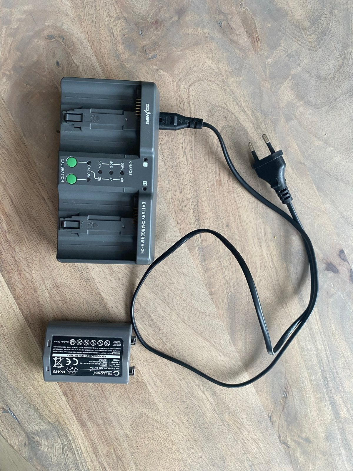 MH-26 Oplader met En-El 18 batterij, Ophalen of Verzenden, Zo goed als nieuw, Oplaadbaar
