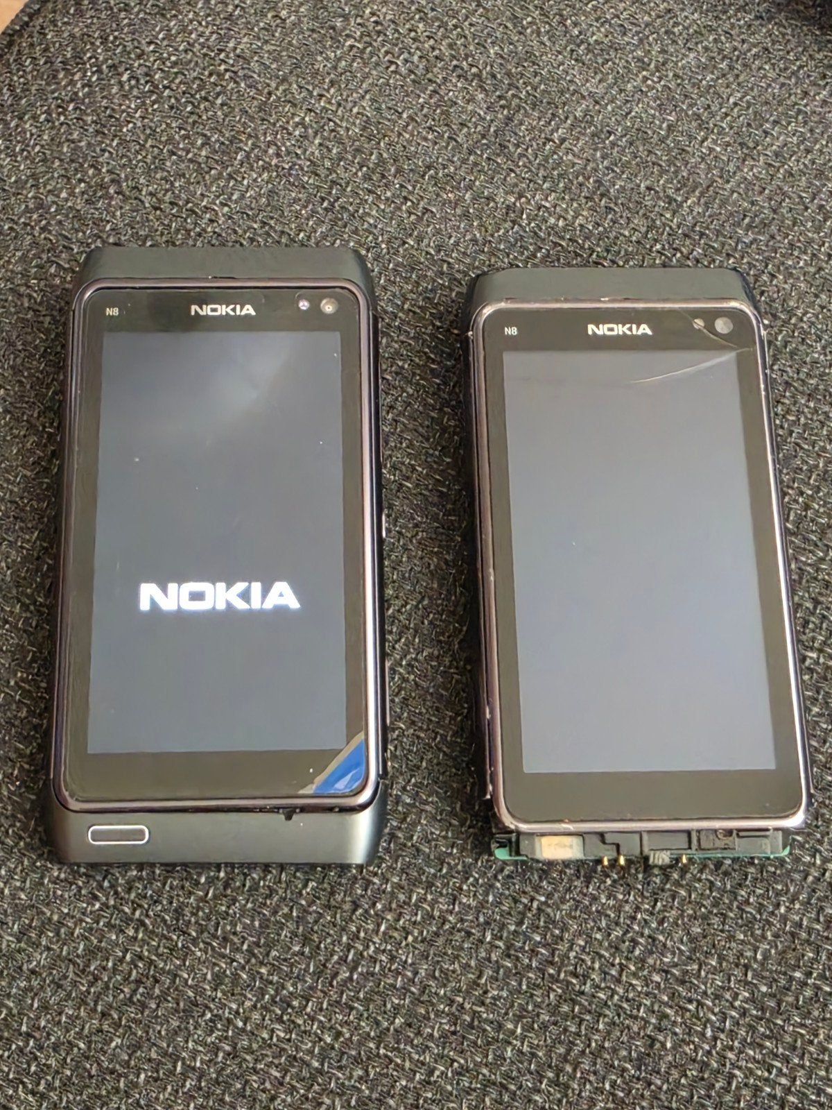 Nokia N8 - Twee telefoons, één werkend, één voor onderdelen, Gebruikt, Overige modellen, Zwart, Touchscreen