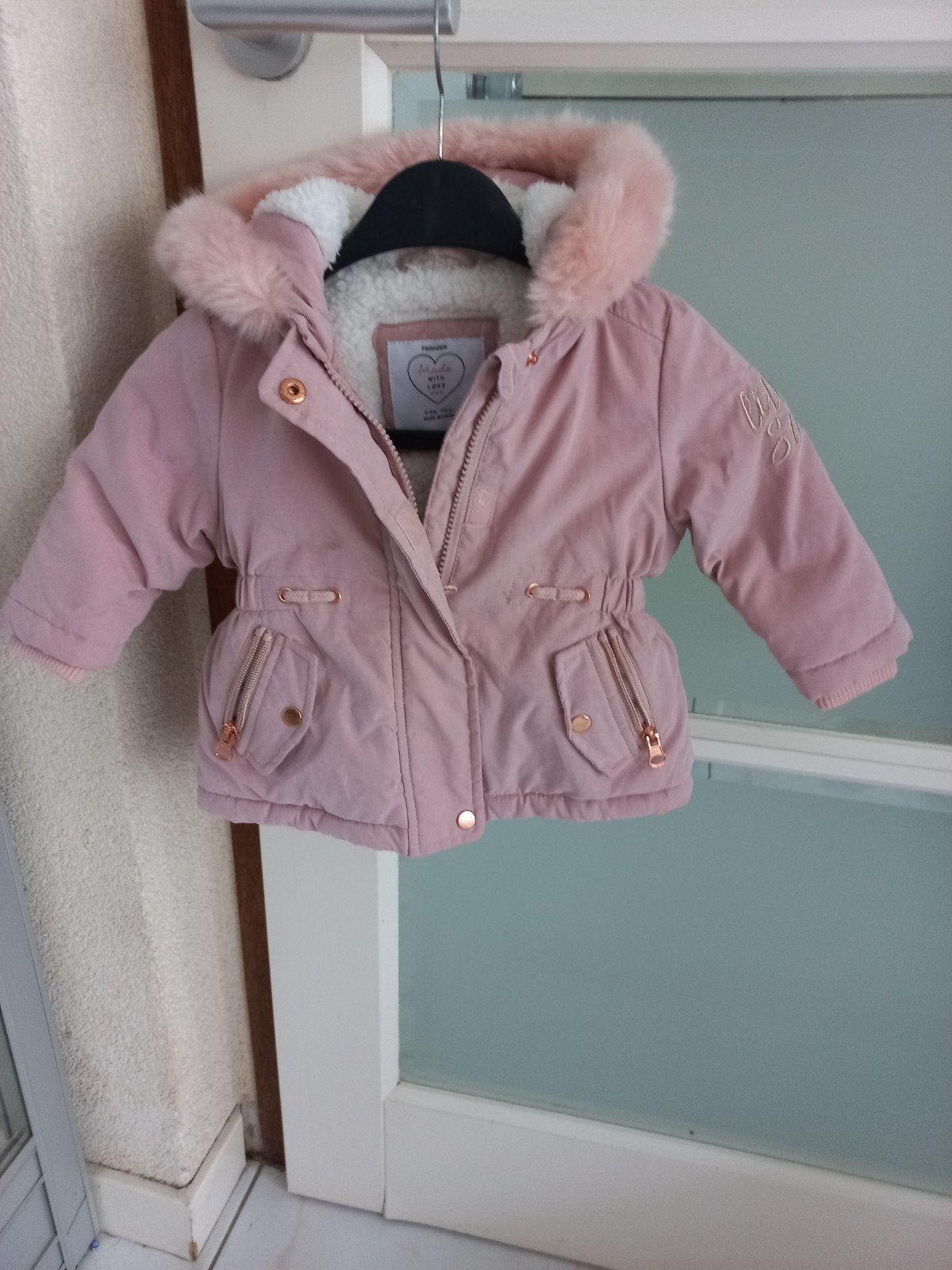 Roze winterjasje met bontkraag voor baby (6-9 maanden), Ophalen, Zo goed als nieuw, Primark, Meisje