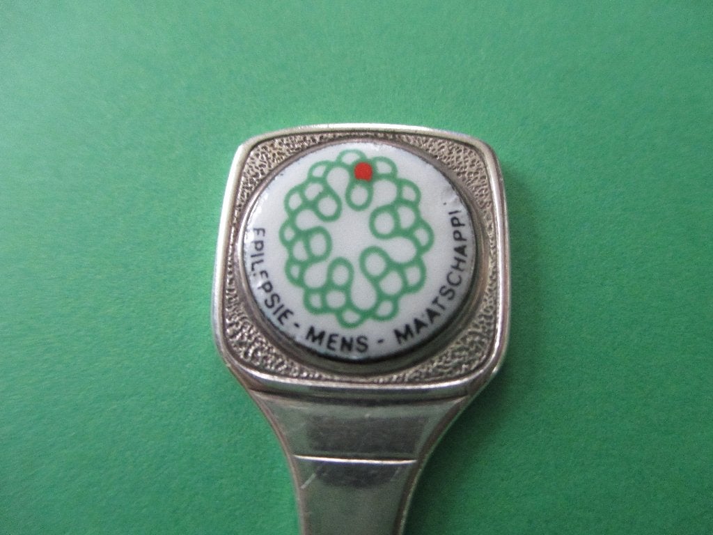 Lepeltje Epilepsie-mens-maatschappij , 1882-1982, Verzamelen, Overige Verzamelen, Verzenden, Zo goed als nieuw