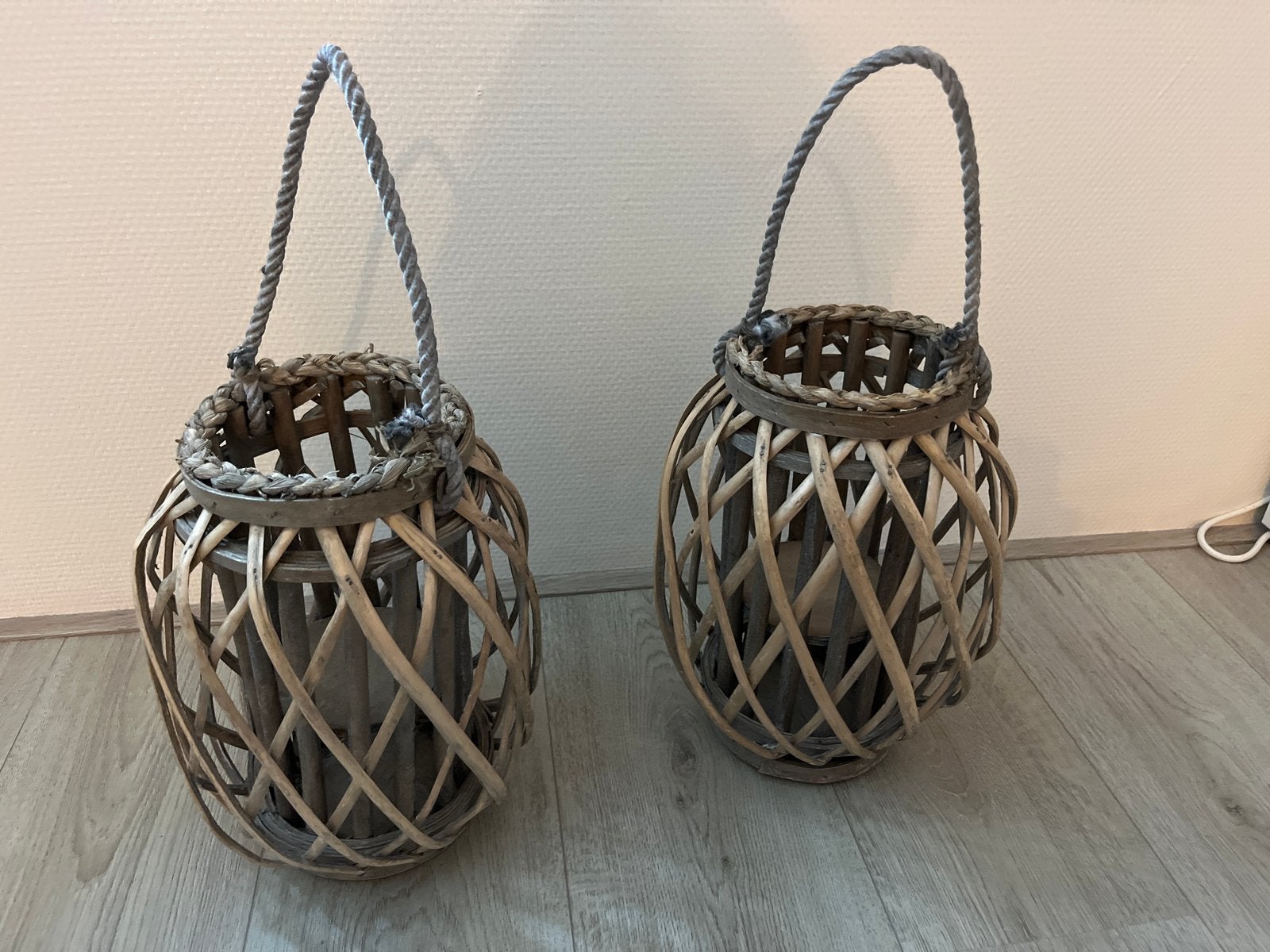 Set van 2 windlichten van gevlochten riet, Huis en Inrichting, Woonaccessoires | Kandelaars en Kaarsen, Ophalen, Windlicht, Gebruikt