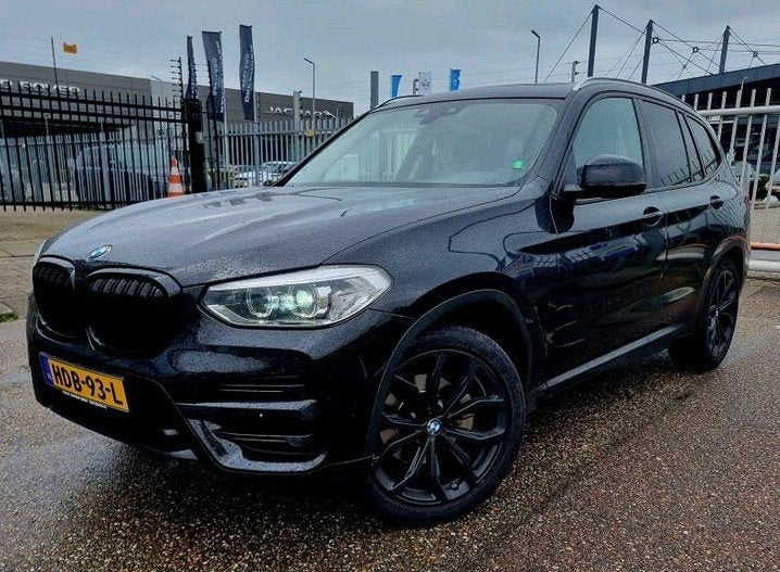 BMW X3 xdrive2.0i 184 pk Aut.Dealer ond.Pano Black on Black, 1998 cc, 4 cilinders, 2000 kg, Zwart