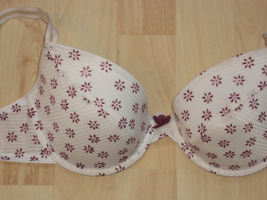 Trendy BH maat 75B wit met rode bloemetjes,  NIEUW!, Kleding | Dames, Verzenden, Meerkleurig, BH