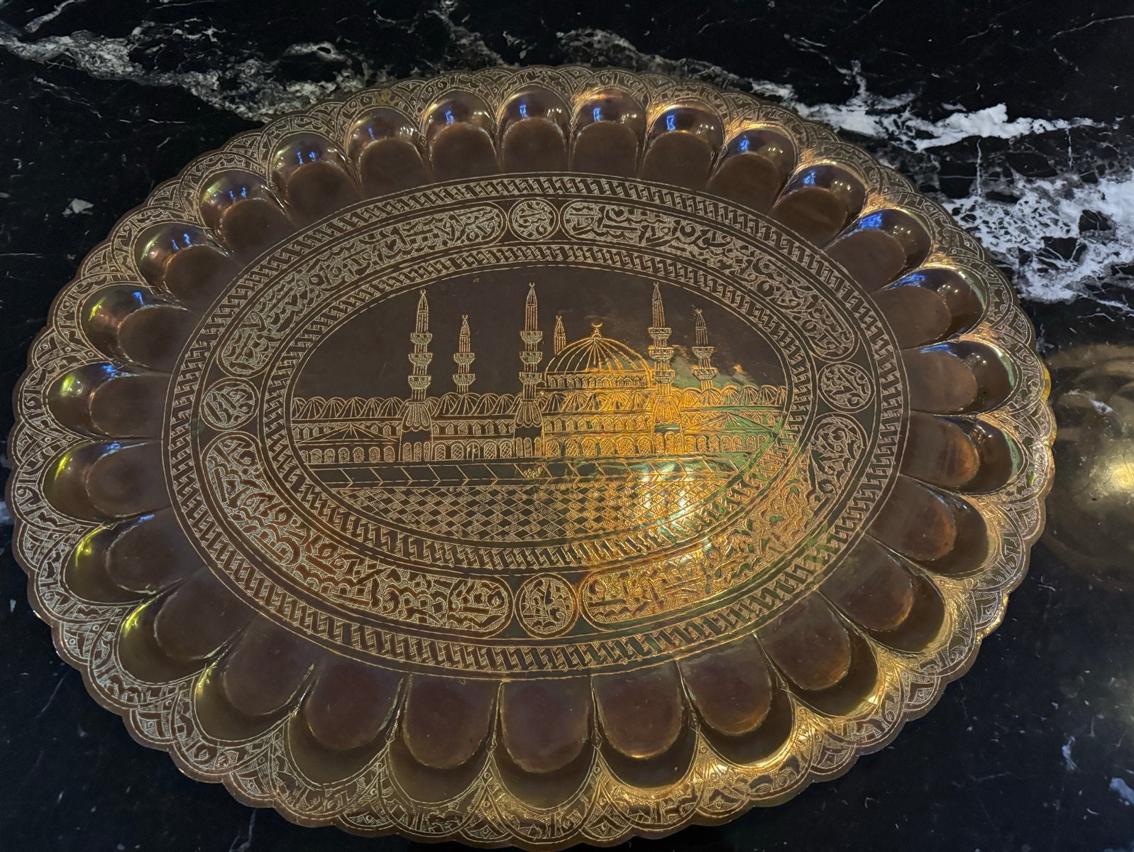 Grote Koperen Theeschaal met Gedetailleerde Gravering, Ophalen, Koper