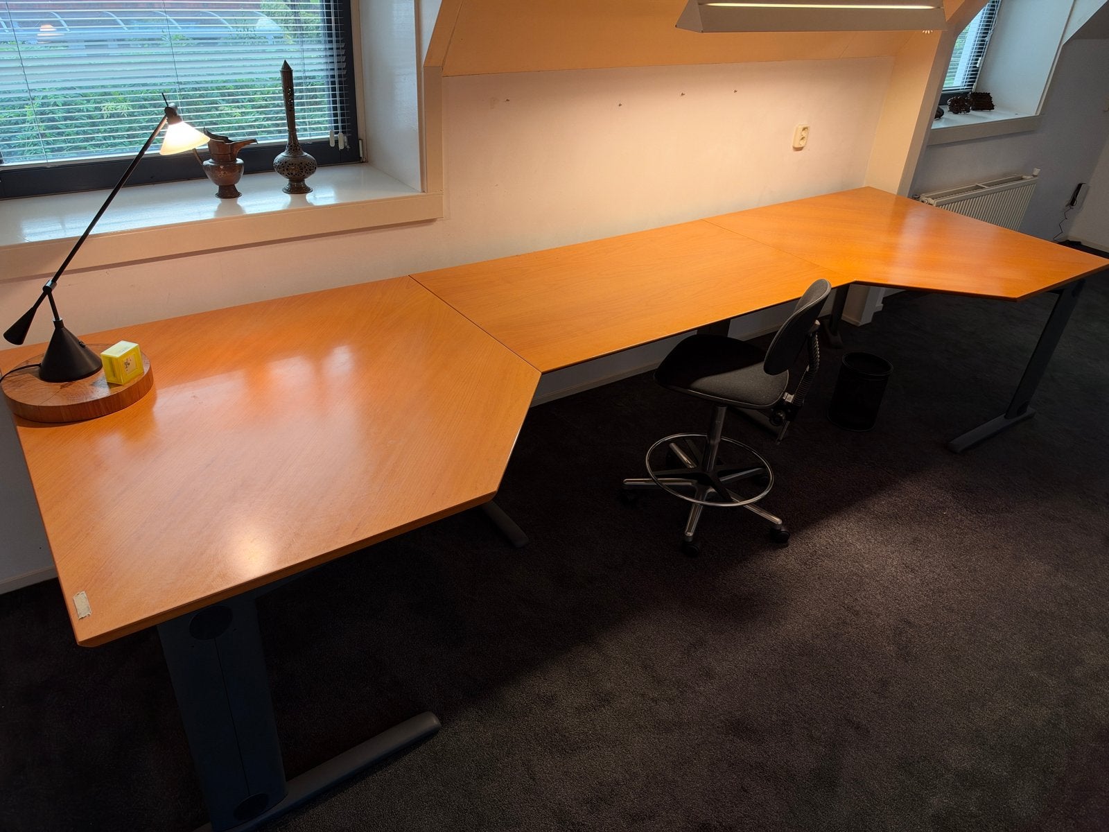 Groot bureau met Massief Houten Blad en Kabelgoten, Ophalen, Gebruikt, Hout, Kabelgoot