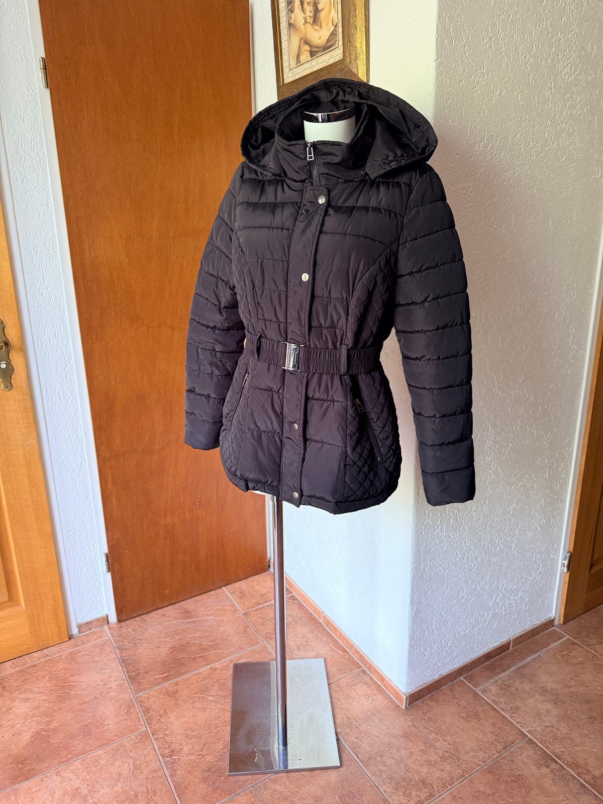 Zwarte gewatteerde jas met riem en capuchon trend One maat L, Kleding | Dames, Ophalen of Verzenden, Zo goed als nieuw, Maat 38/40 (M)