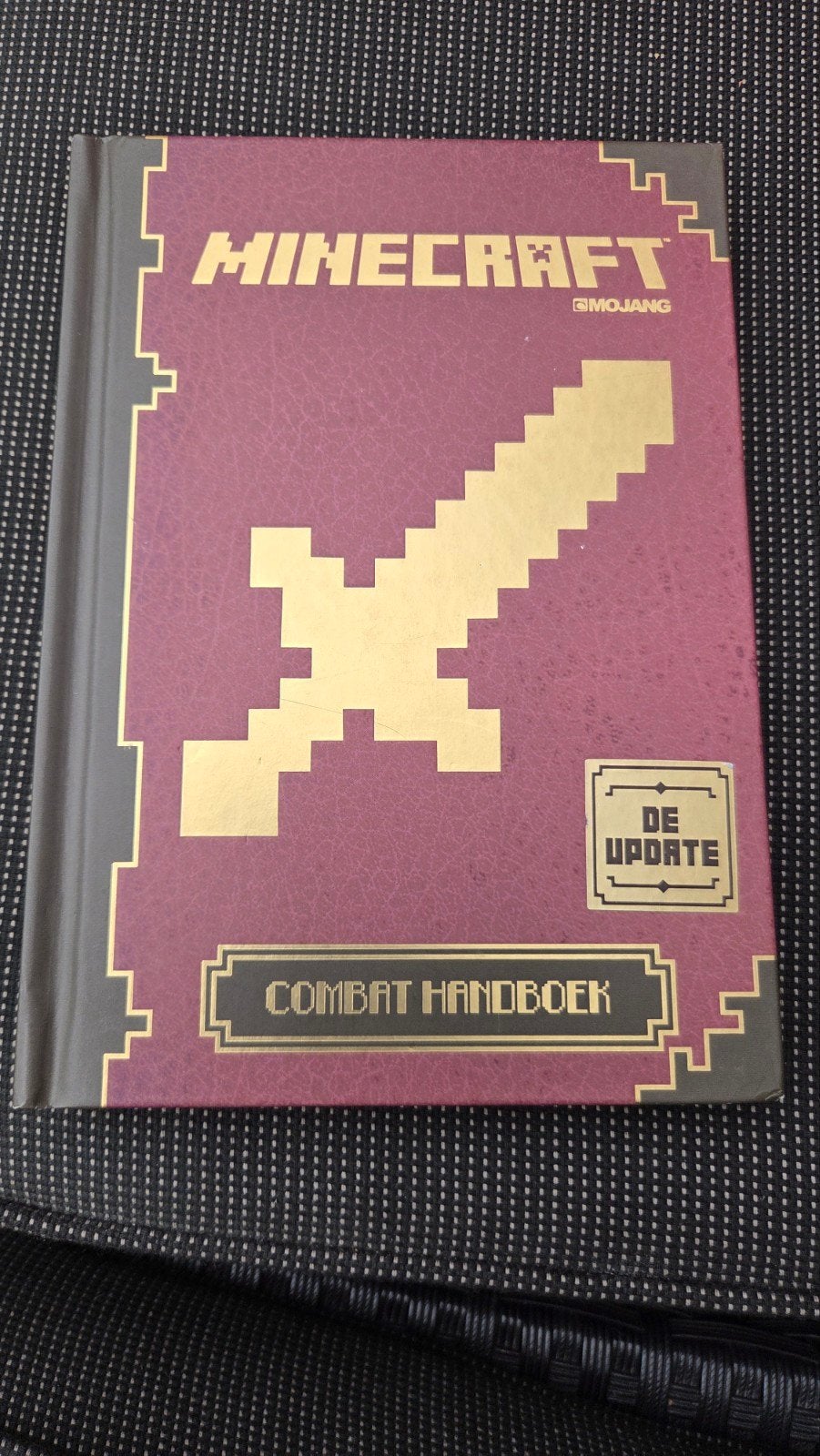Minecraft Combat Handboek. Met Diamond Steve sleutelhanger, Ophalen of Verzenden, Zo goed als nieuw, Mojang, Non-fictie