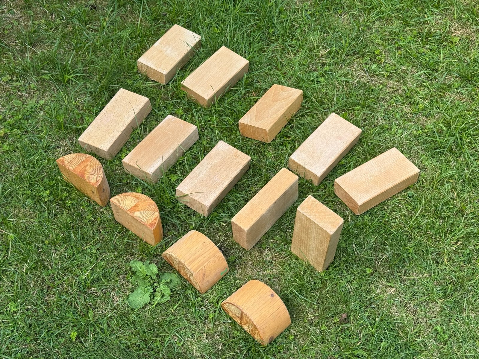 Houten blokken en half ronde blokken voor spel of decoratie, Ophalen, Gebruikt