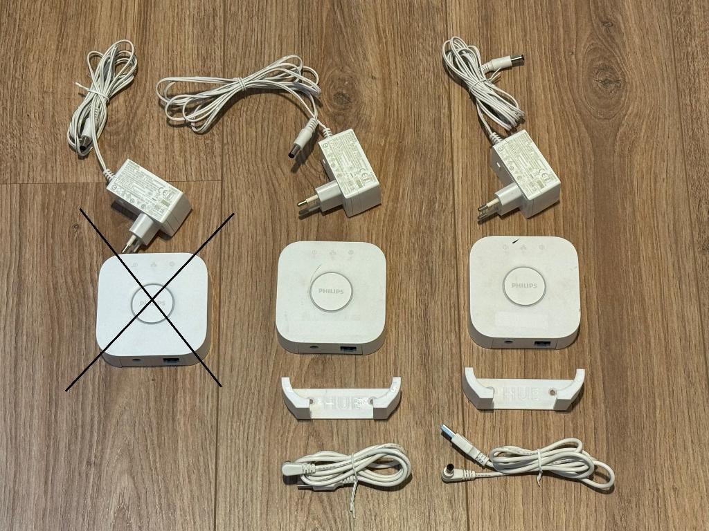 2x Philips Hue Bridge incl. voedingen, USB-kabel, wantmount, Ophalen of Verzenden, Zo goed als nieuw, Minder dan 50 cm