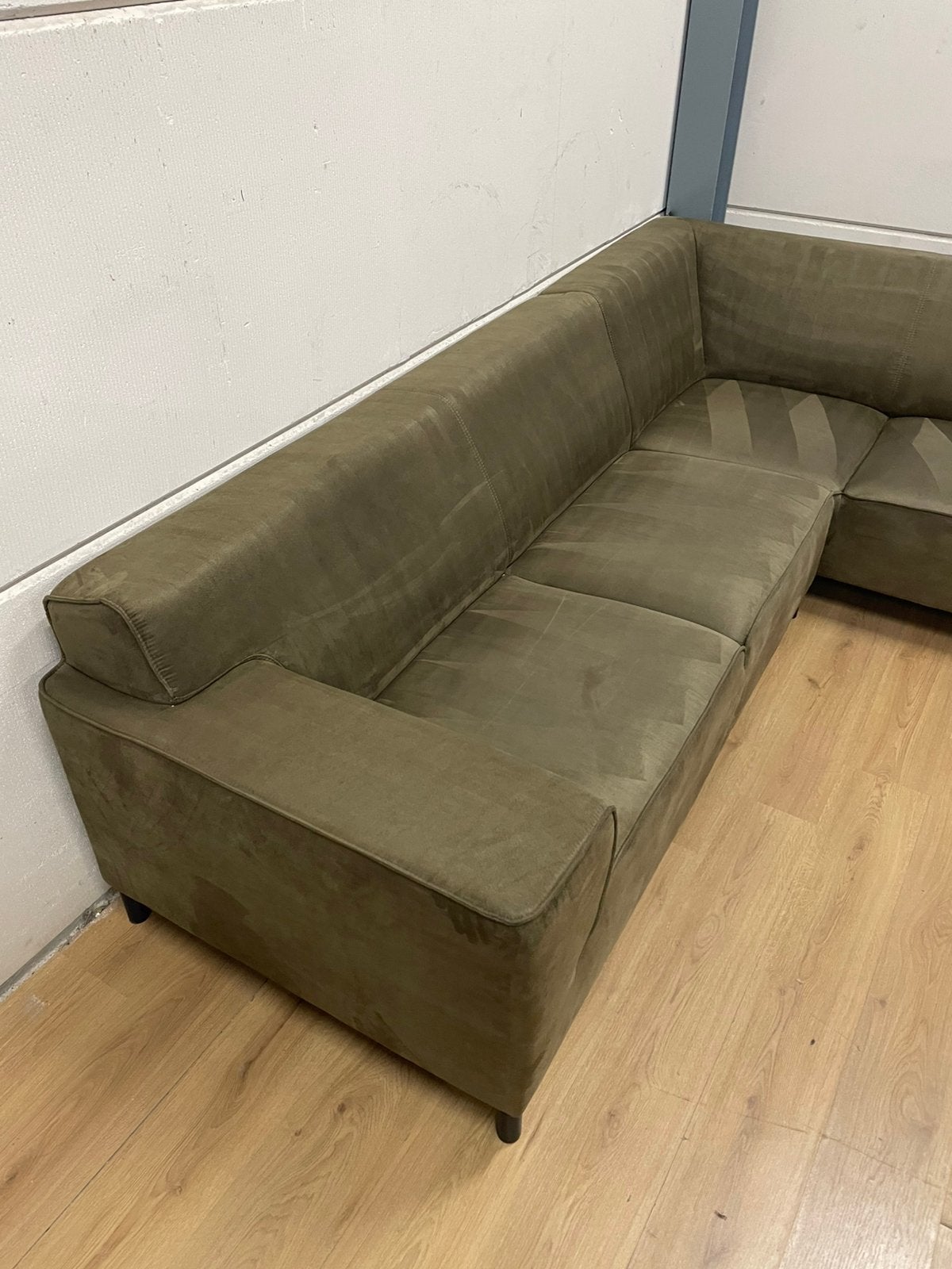 Mooie luxe suede groene industriële hoekbank - GEREINIGD!!!, Huis en Inrichting, Ophalen, 250 tot 300 cm, Luxe, Hoekbank