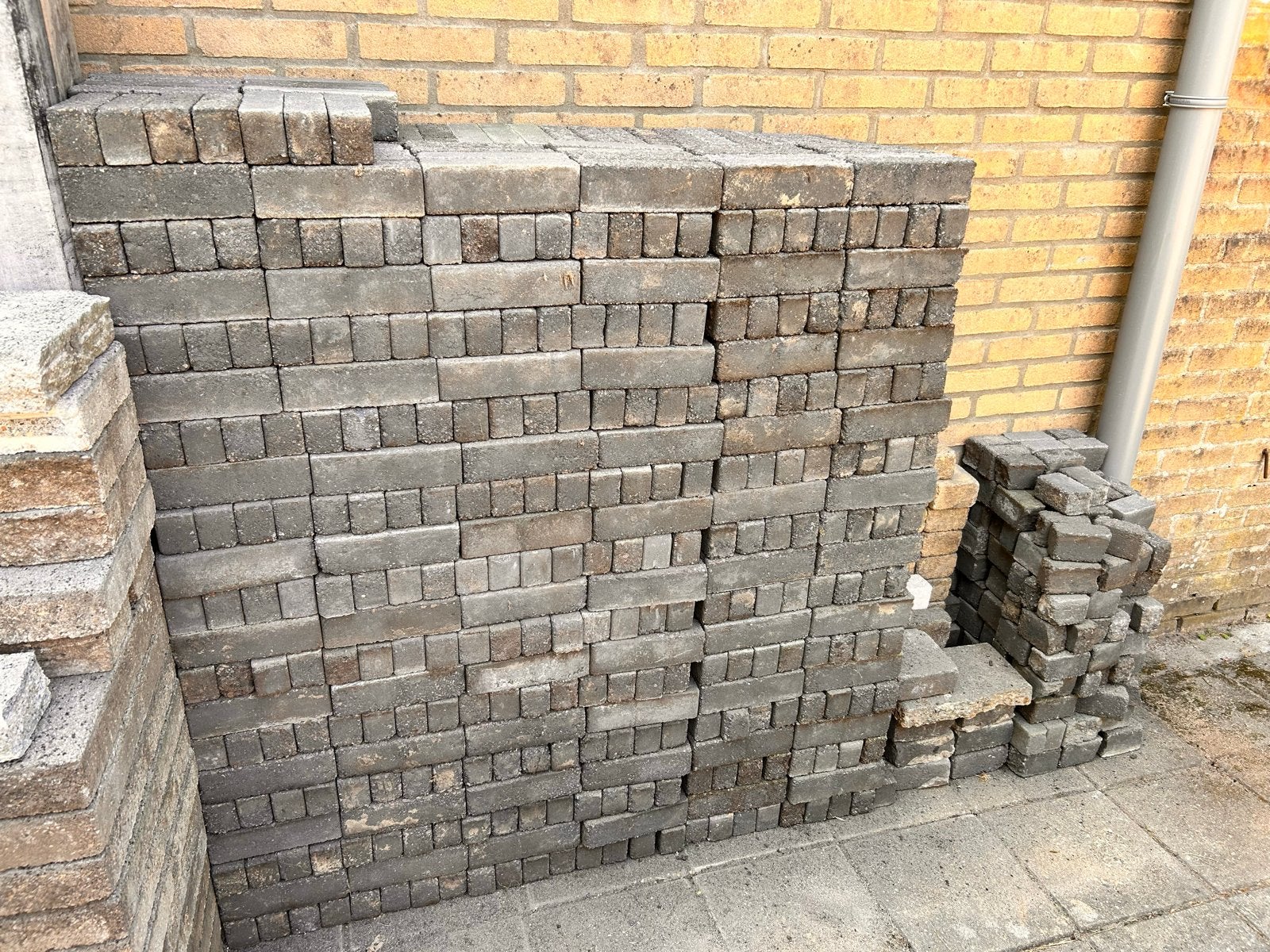 Gratis ophalen: grijze waaltjes/ klinkers, Ophalen, Gebruikt, Klinkers, 10 m² of meer