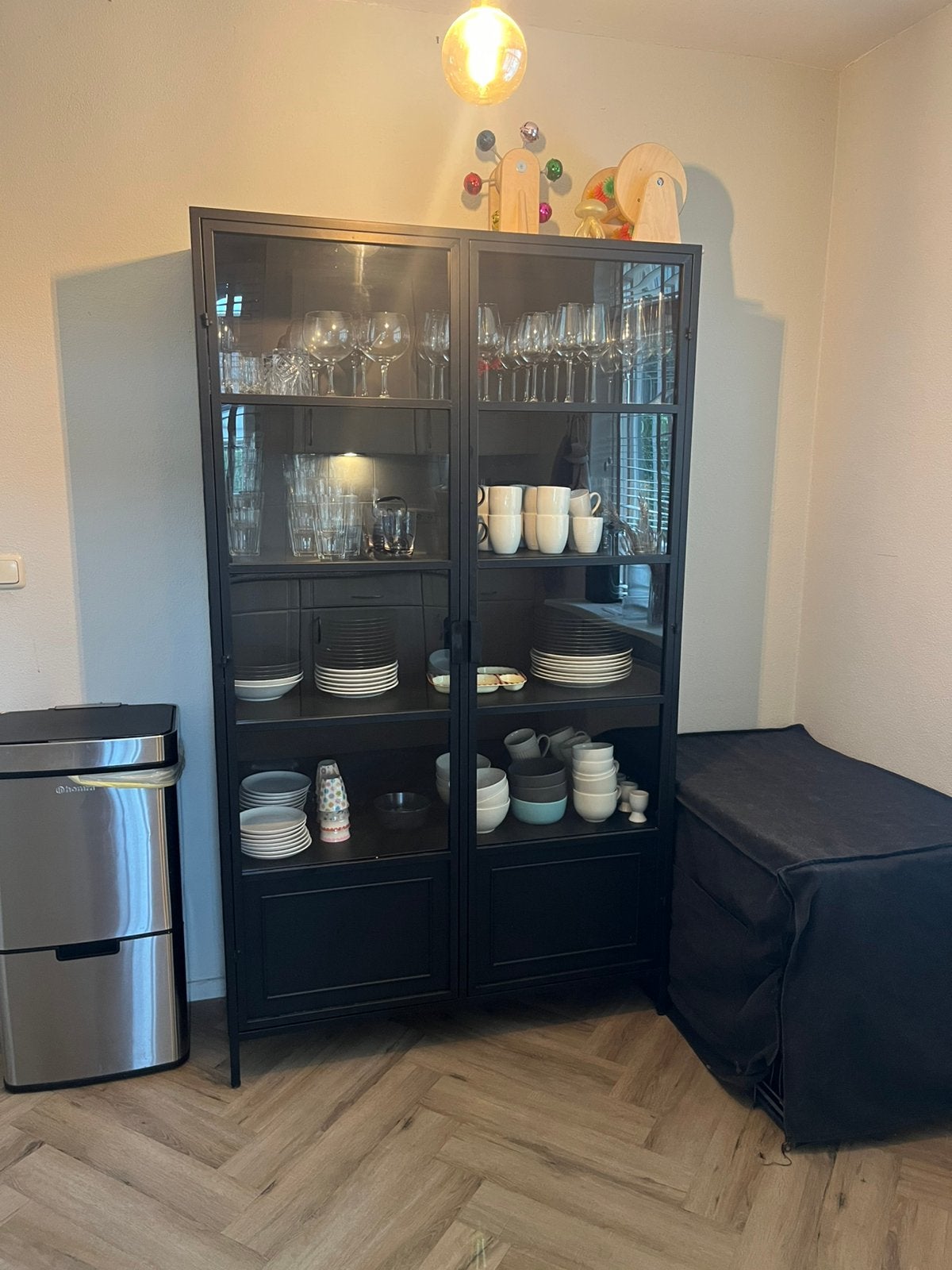 Stalen vitrine kast van de karwei, Ophalen, Gebruikt, 50 tot 100 cm, 150 tot 200 cm