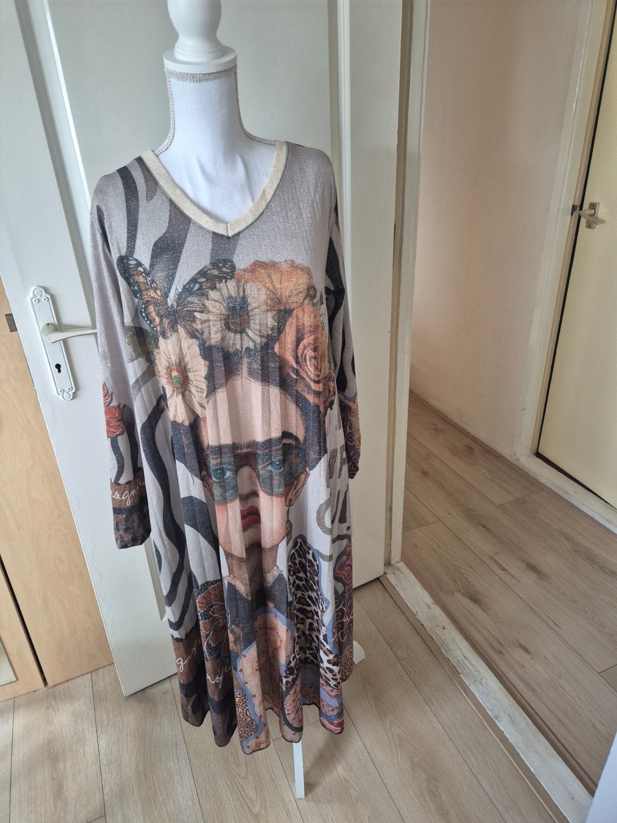 Prachtige jurk met Frida Kahlo print en bloemen, Kleding | Dames, Meerkleurig, Maat 42/44 (L), Nieuw, Ophalen of Verzenden
