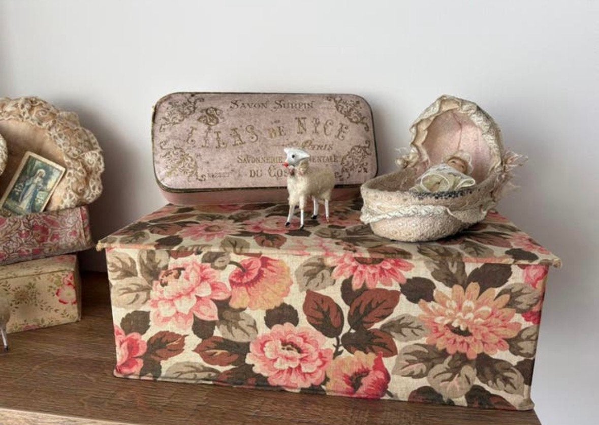 Mooie antieke stoffendoos met bloemen, Ophalen of Verzenden
