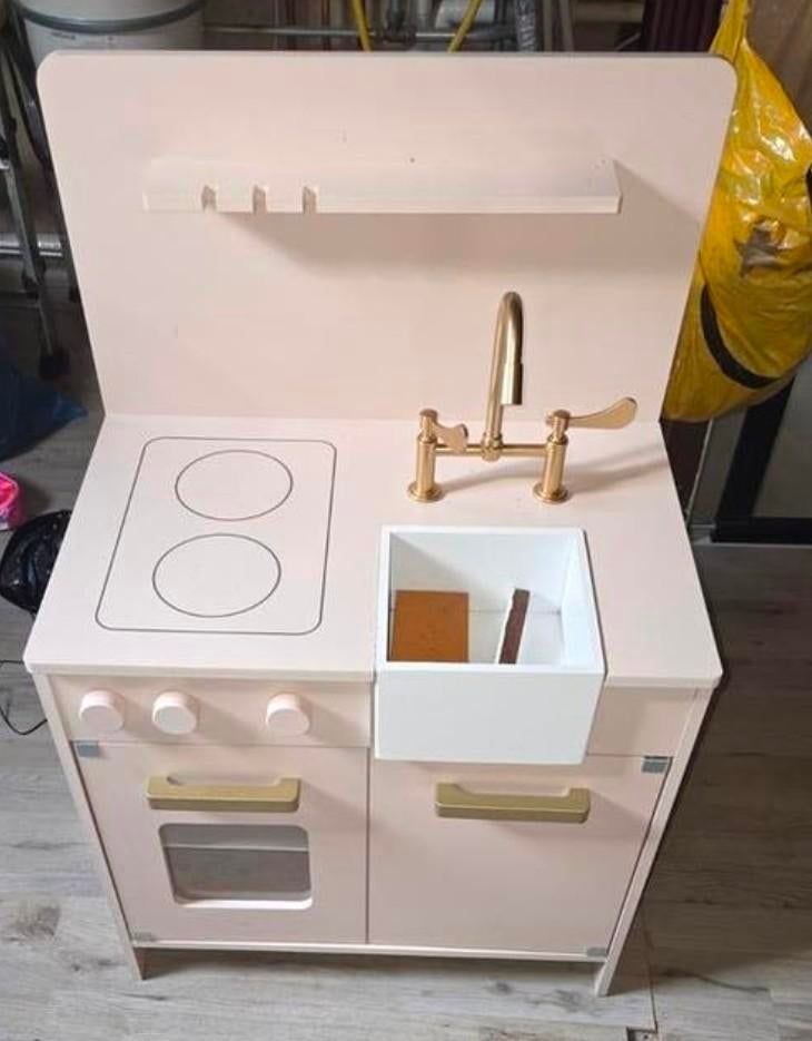 Mooie roze speelkeuken met gouden kraan, Ophalen of Verzenden, Zo goed als nieuw, Hout, Speelkeuken