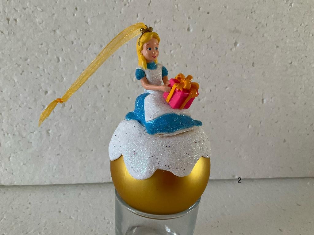 Disney Alice in wonderland - kerstbal - ornament op bal, Verzamelen, Ophalen of Verzenden, Overige figuren, Zo goed als nieuw