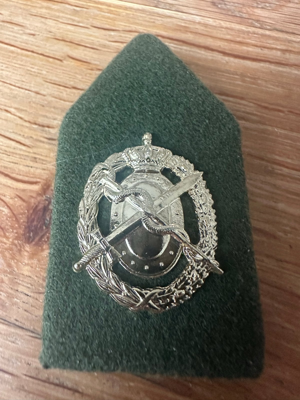 Militair embleem op groen vilt - Koninklijke Landmacht, Verzamelen, Ophalen of Verzenden, Landmacht, Nederland, Embleem of Badge