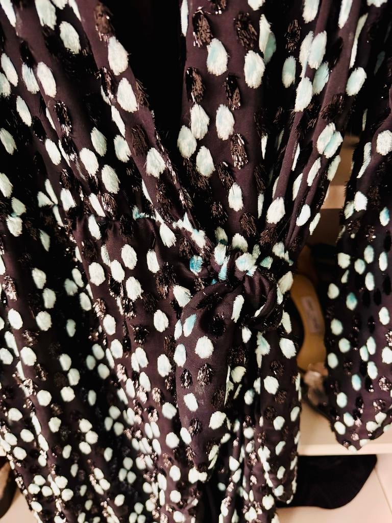 Designer jurk met stippen turquoise blauw glans wikkeljurk, Zwart, Nieuw, Ophalen of Verzenden, Knielengte