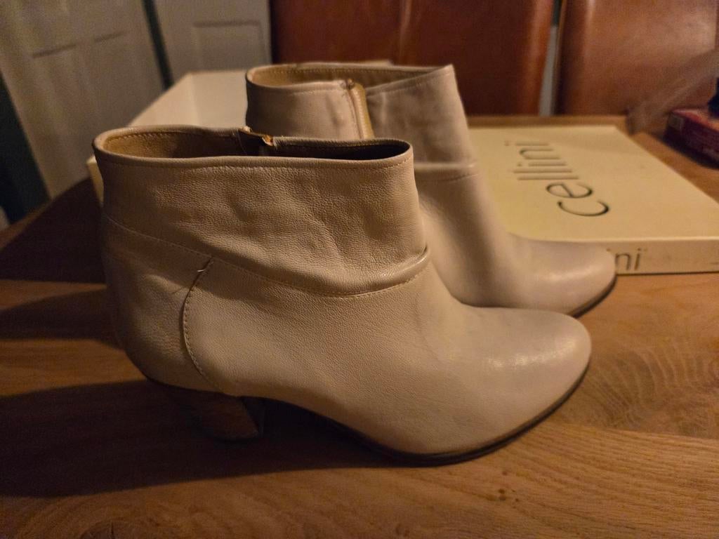 Cellini Enkellaarzen - Zo goed als nieuw, Beige, Ophalen of Verzenden, Zo goed als nieuw, Lage of Enkellaarzen