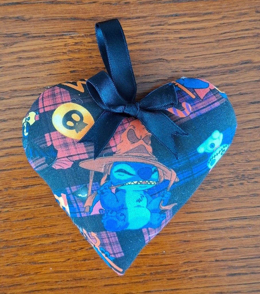 nieuw- hanger/ hartje: Stitch Halloween met grote hoed, Ophalen of Verzenden, Nieuw, Handgemaakt, Wanddecoratie