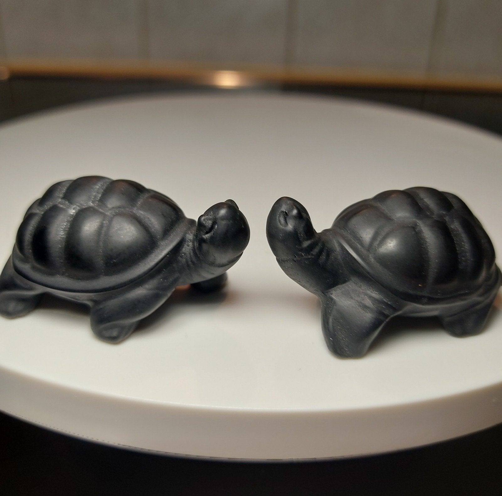 Mooie Zwarte Obsidiaan Schildpadden, Ophalen of Verzenden, Zo goed als nieuw