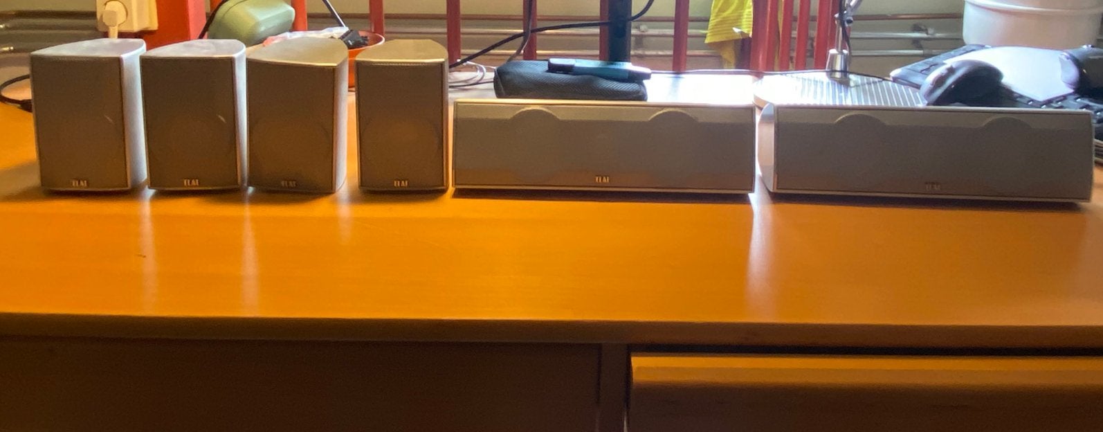 ELAC Cinema Aluminium Surround Speakerset (4 SAT, 2 center), Gebruikt, Inclusief muurbeugels, 60 tot 120 watt, Ophalen