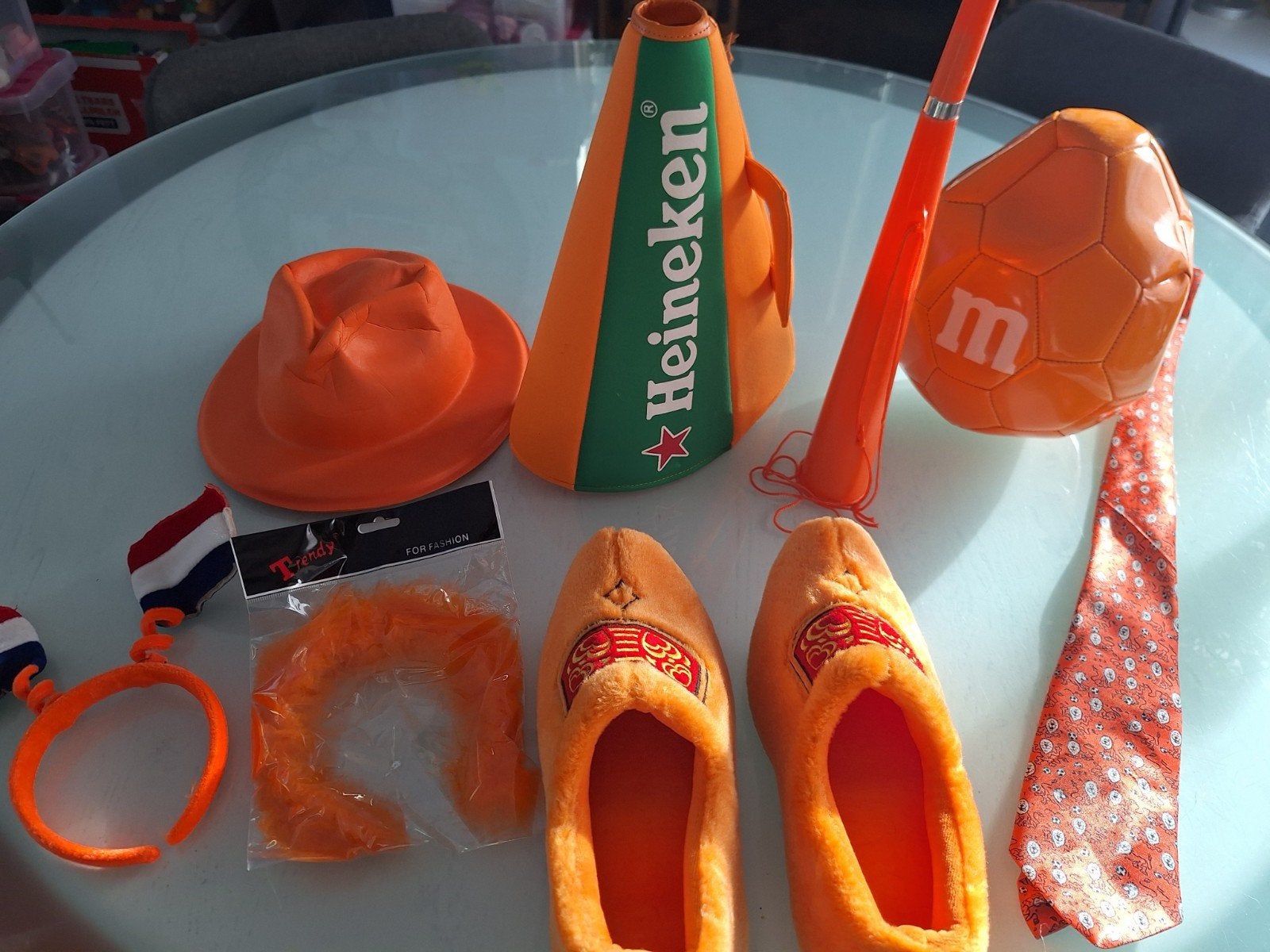 Oranje Feestpakket: Hoeden, Sloffen, Bril, Vuvuzela & Meer!, Ophalen, Zo goed als nieuw, Feestartikel, Oranje of Koningsdag