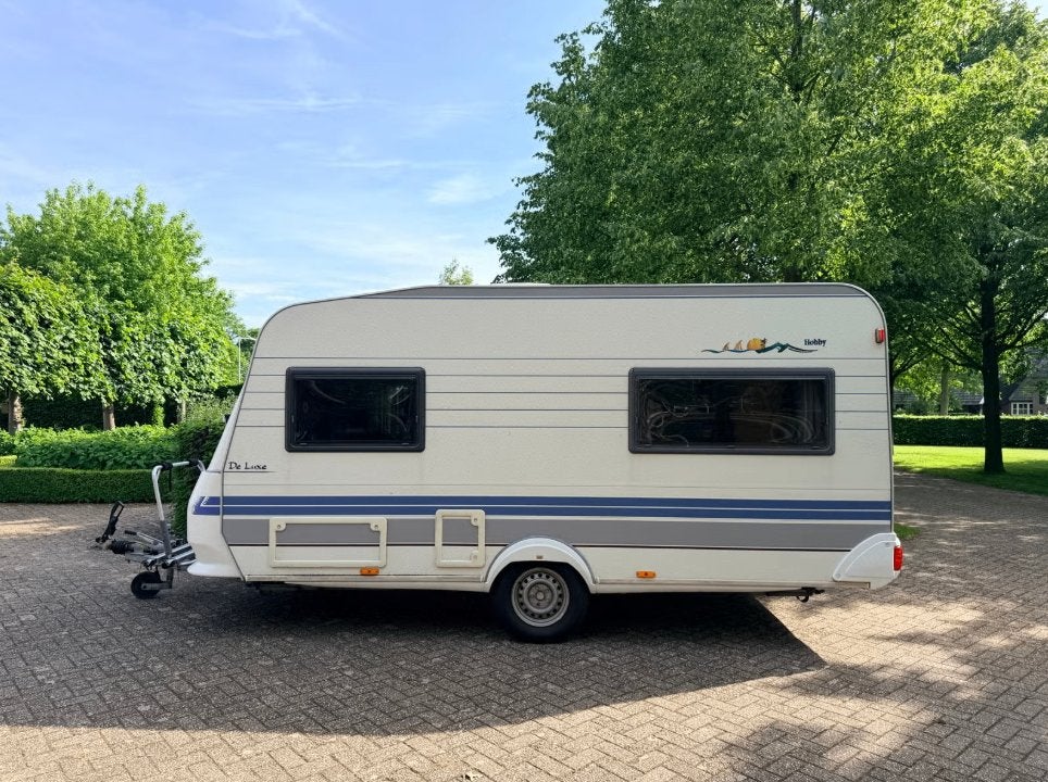 Caravan Hobby deluxe 440, Vast bed, Treinzit, 750 - 1000 kg, Particulier
