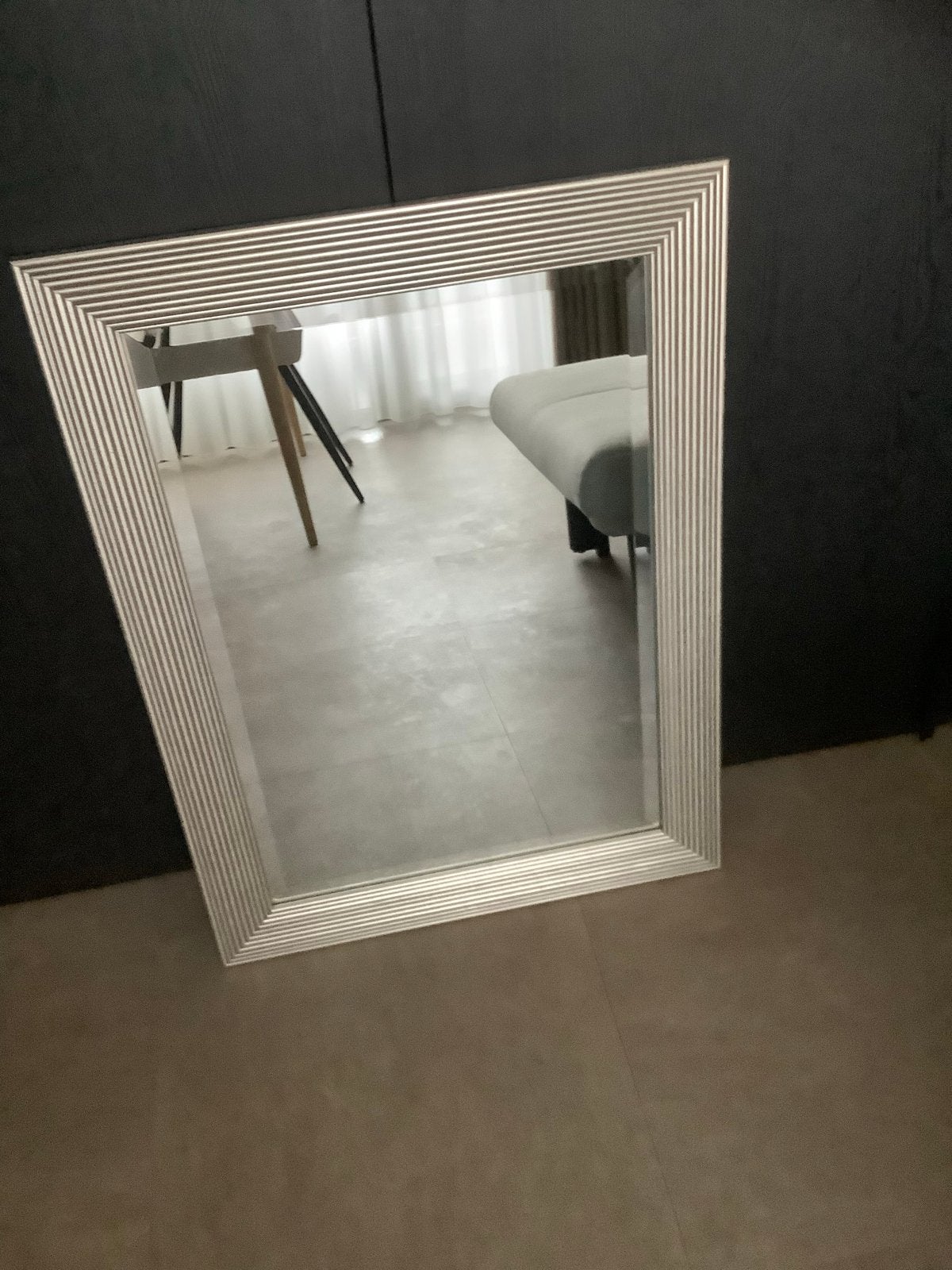 Stijlvolle spiegel met zilverkleurige lijst - 60x80 cm, Ophalen, Zo goed als nieuw, Minder dan 100 cm, Rechthoekig