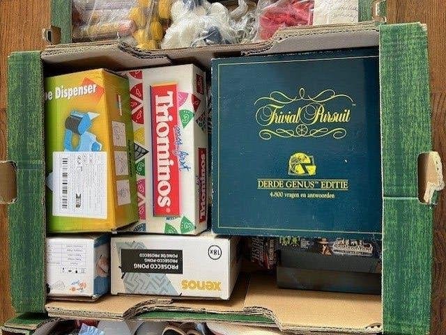 Diverse spullen 10 dozen voor rommelmarkt standhouders., Ophalen