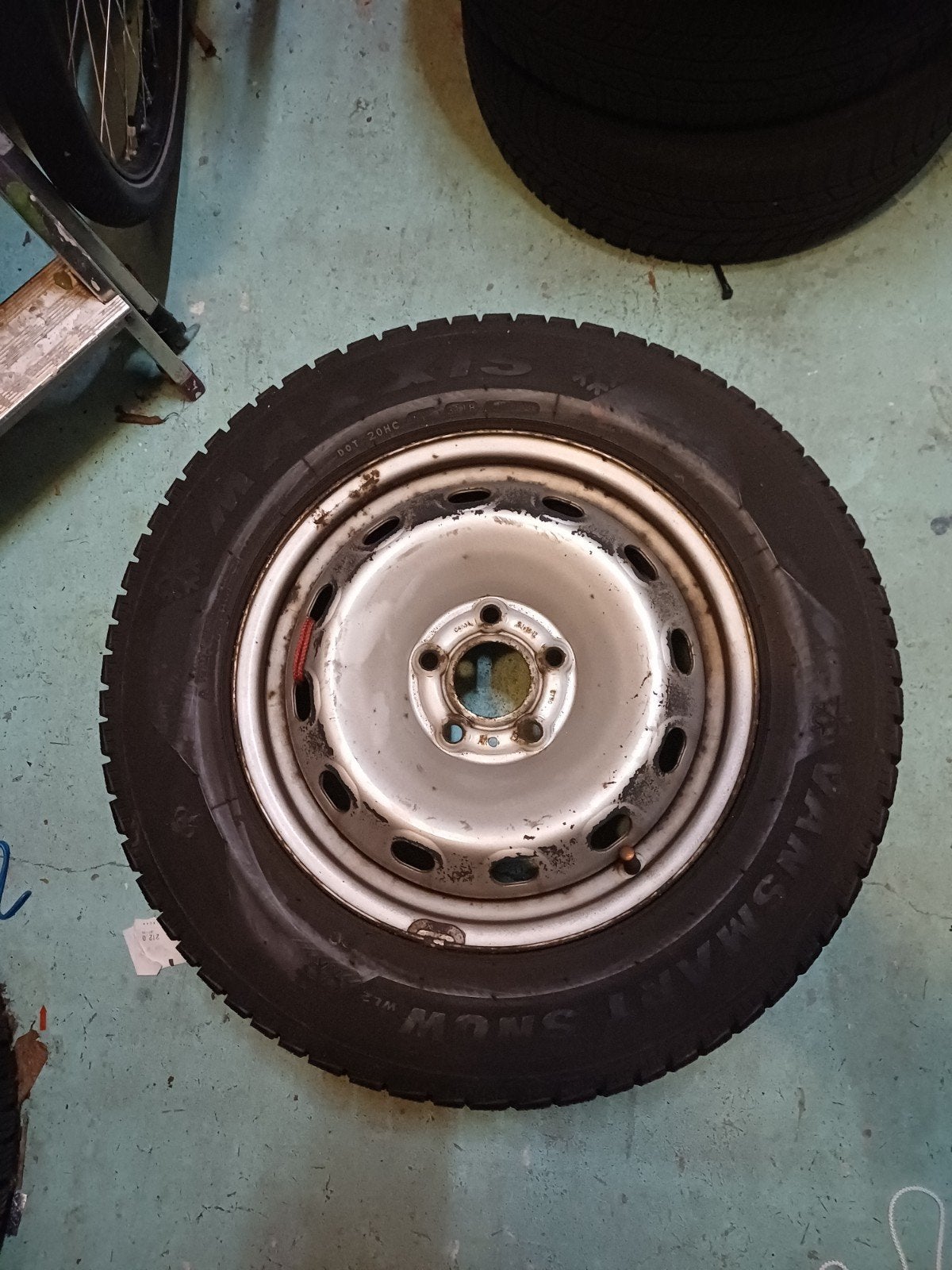Winterbanden met velg 215 65R16C Maxxis goed profiel

Set wi, Ophalen of Verzenden