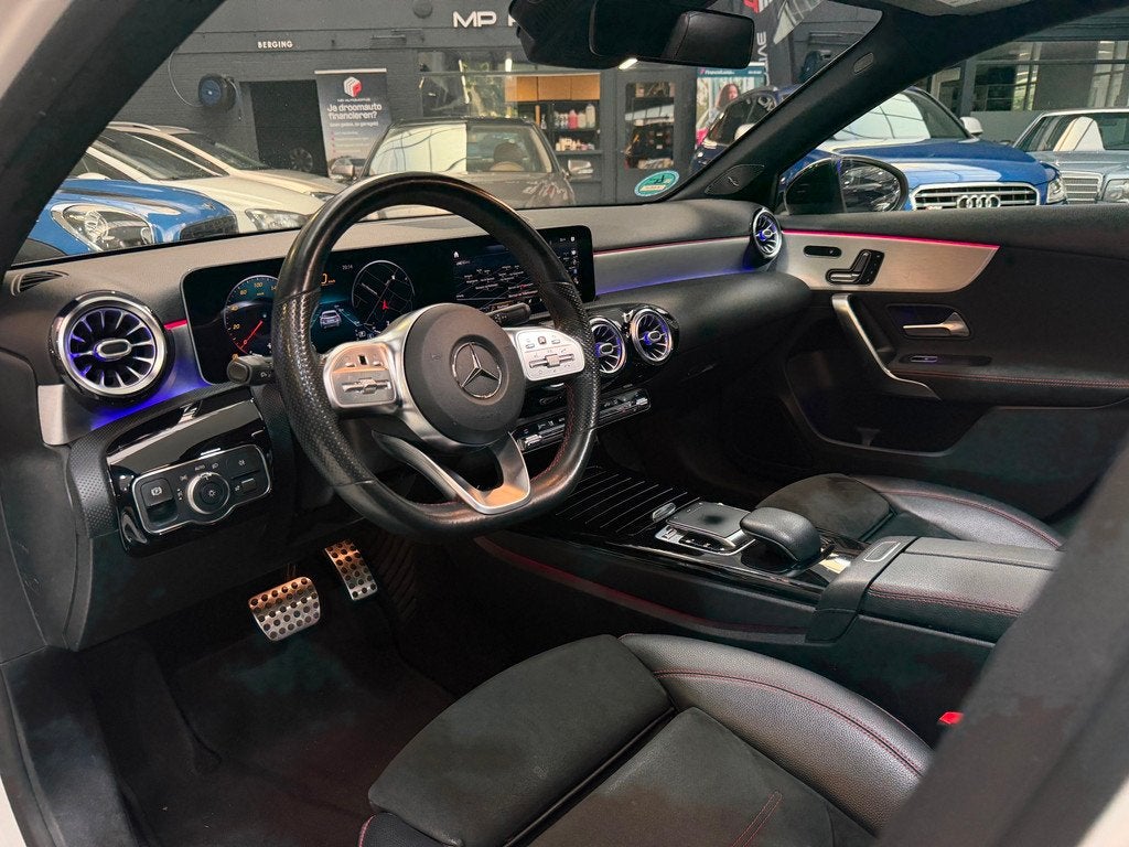 Mercedes-Benz A-klasse 200 AMG Upgrade|PANO|Memory|360|Burme, Auto's, Mercedes-Benz, Gebruikt, 4 cilinders, 1600 kg, 685 kg