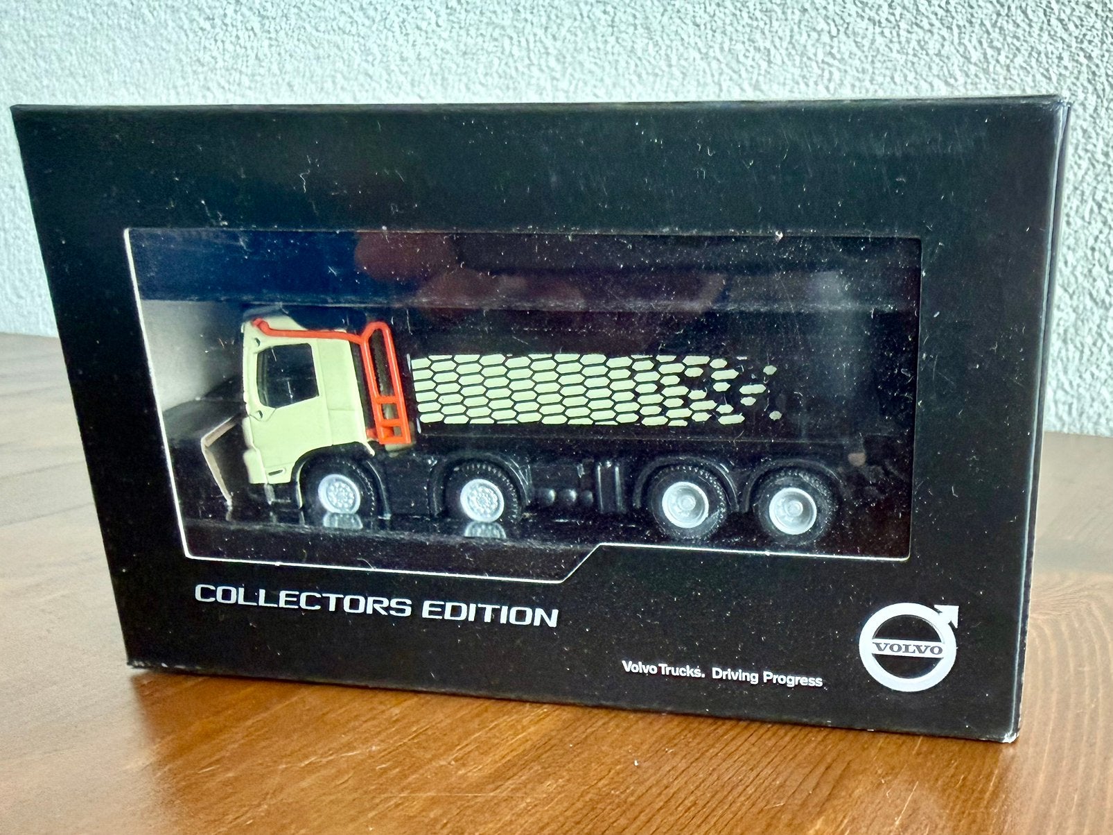 Volvo Trucks FMX 8x4 Tipper, GEEN Herpa  1/87 NIEUW, Ophalen of Verzenden, Nieuw, Bus of Vrachtwagen, Overige merken