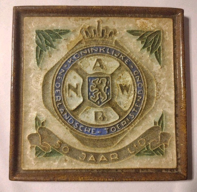 Porceleyne Fles ANWB 50 Jaar Lid Cloisonné Tegel, Antiek en Kunst, Antiek | Wandborden en Tegels, Ophalen of Verzenden