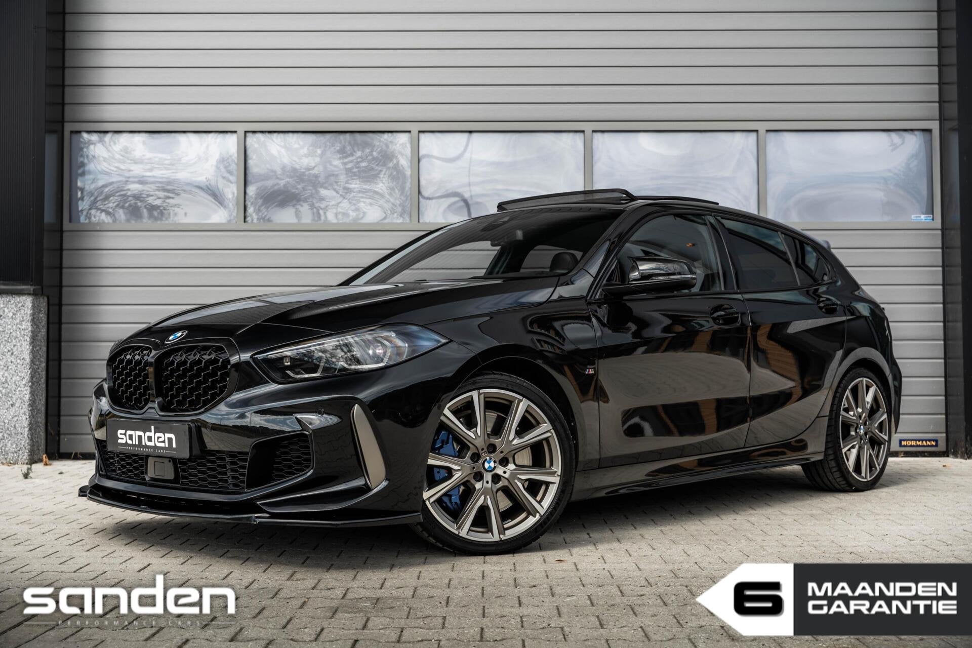 BMW 1-serie M135i xDrive M Sport|Pano|H/K|Sportstoel|HUD|LED, Auto's, 1998 cc, 4 cilinders, Zwart, Bedrijf